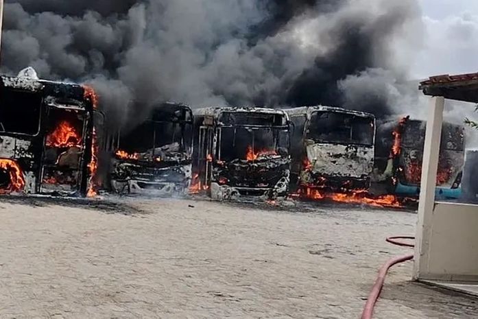 Incêndio destruiu ônibus urbanos em Arapiraca