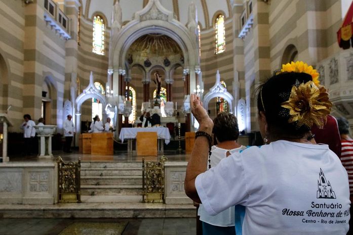 Igrejas recomendam evitar contato em missas para prevenir coronavírus