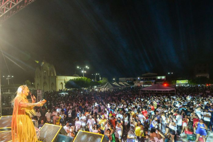 Multidão celebra chegada de 2024 no Réveillon de Delmiro Gouveia