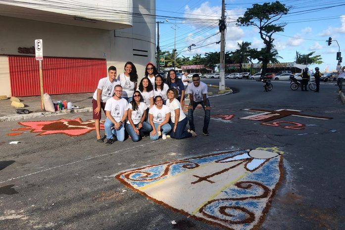 Jovens participam da procissão