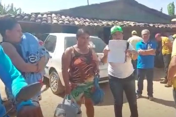 Flagrada com suposto cadastro, candidata alega que lista é dos nomes “salvos por Deus”