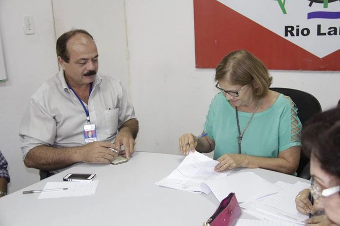 Eliza Alves assina contrato para a instalação de abrigos de passageiros de ônibus em Rio Largo