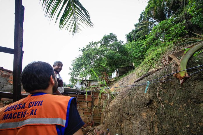 Equipes da Defesa Civil municipal registram queda de barreiras em Maceió