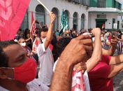 Manifestantes realizam ato contra título de cidadão honorário de Bolsonaro em frente à Câmara de Maceió