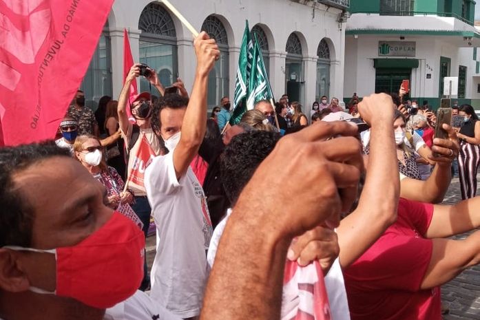 Manifestantes realizam ato contra título de cidadão honorário de Bolsonaro em frente à Câmara de Maceió