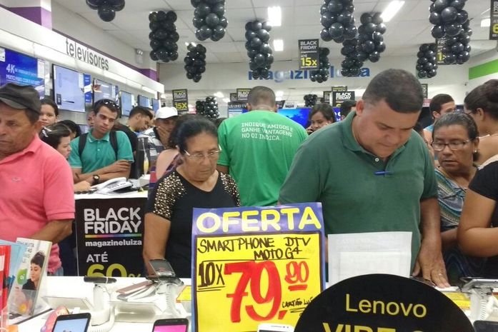 Confiança do consumidor fecha 2016 com queda de 5,8 pontos