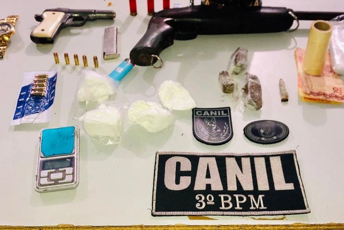 Polícia aprende pistolas, cocaína e prende suspeitos após denúncia em Arapiraca