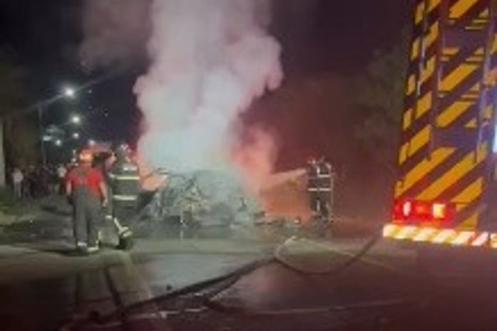Uma pessoa morre carbonizada e outras 4 ficam feridas após colisão entre carros e moto