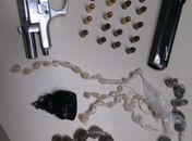 Ação prende duas pessoas por tráfico e porte ilegal de arma no interior; menor também foi apreendido