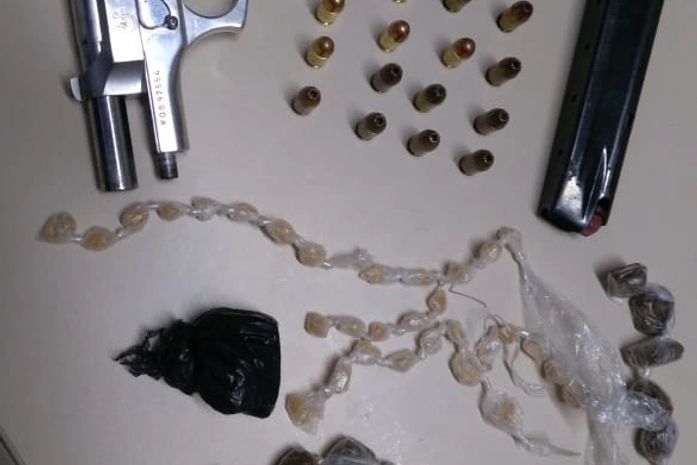 Ação prende duas pessoas por tráfico e porte ilegal de arma no interior; menor também foi apreendido