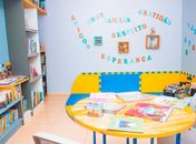 Escola de educação bilíngue doa biblioteca para crianças do Vergel do Lago