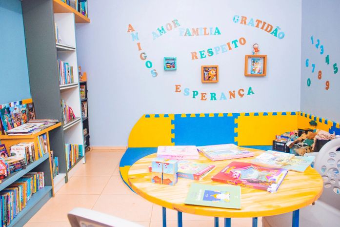 Escola de educação bilíngue doa biblioteca para crianças do Vergel do Lago