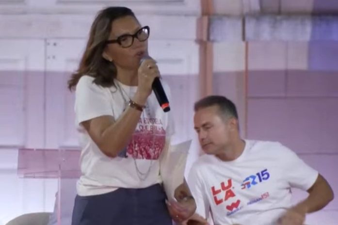 Janja cita Rafael Tenório em ato de Lula e dispara: “Ele sabe mentir como a família Bolsonaro”