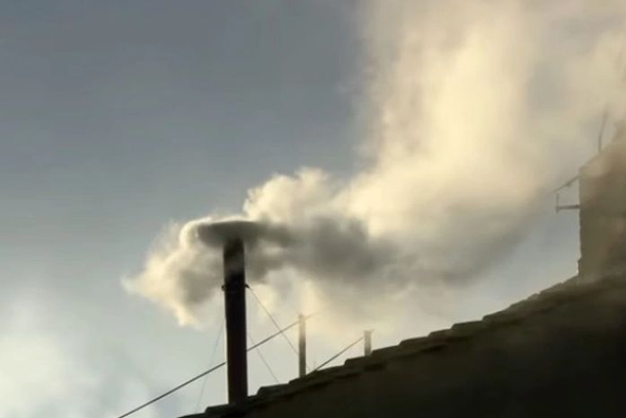 No conclave, fumaça branca anuncia: o mundo tem novo papa