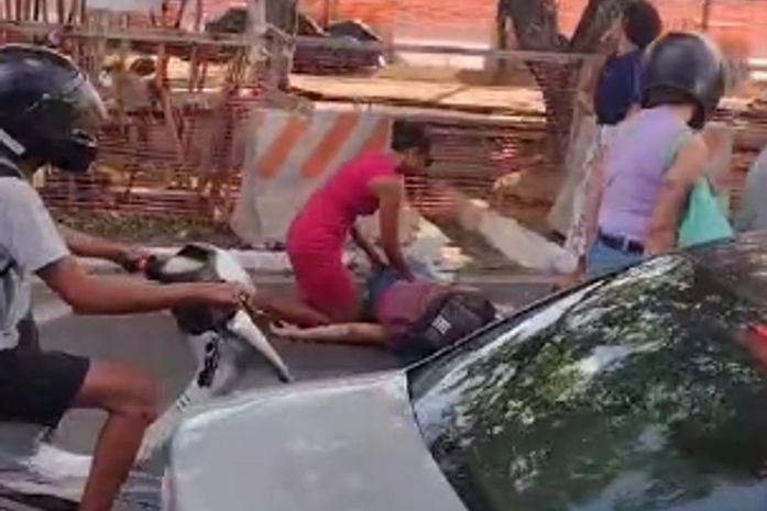 Vídeo: mulher morre após batida entre carro e moto na parte alta de Maceió