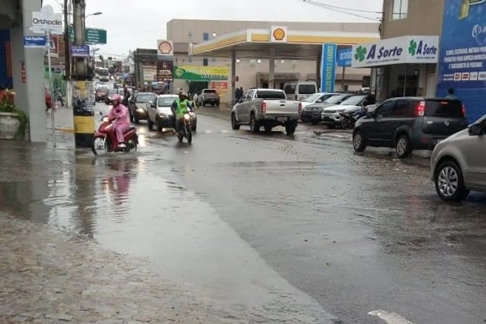 Fortes chuvas deixam ruas alagadas em Arapiraca