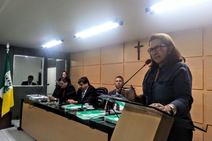 Professora Graça, agradece a Rogério Teófilo pela pavimentação das 25 ruas do Arnon de Melo