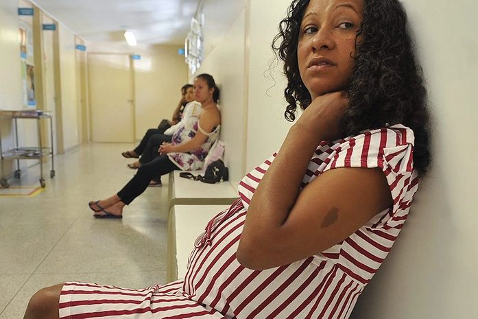 O projeto determina que a grávida seja conscientizada acerca do parto normal e da cesárea devendo a decisão ser registrada em termo de consentimento