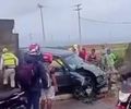Motorista perde controle e bate carro contra muro na Rota do Mar