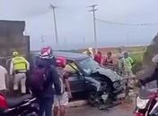 Motorista perde controle e bate carro contra muro na Rota do Mar