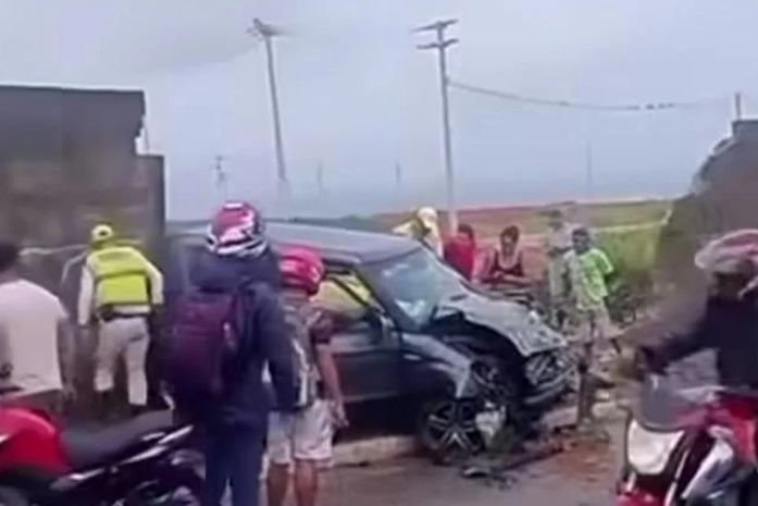 Motorista perde controle e bate carro contra muro na Rota do Mar