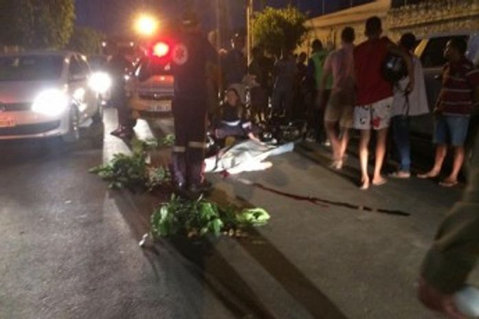 Motociclista morre atropelado por caminhão ao cair durante ultrapassagem no Agreste