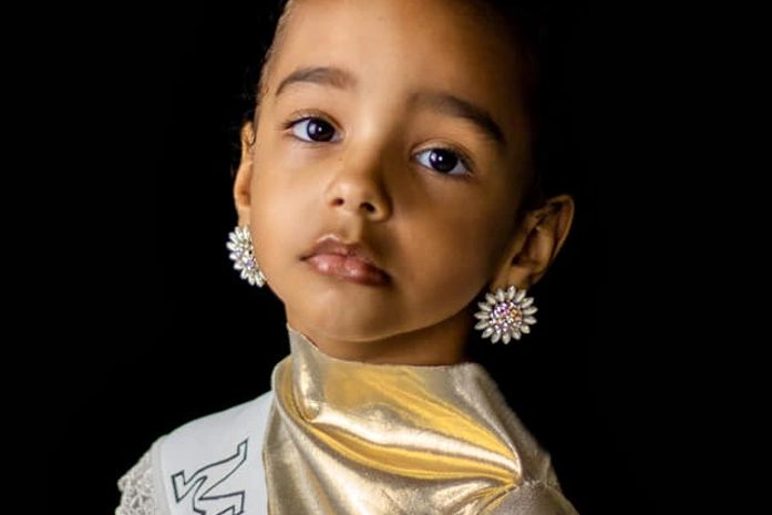 "Não quero mais ser a Rapunzel, agora quero ser a Miss Universo!"- afirma a meninazinha preta.