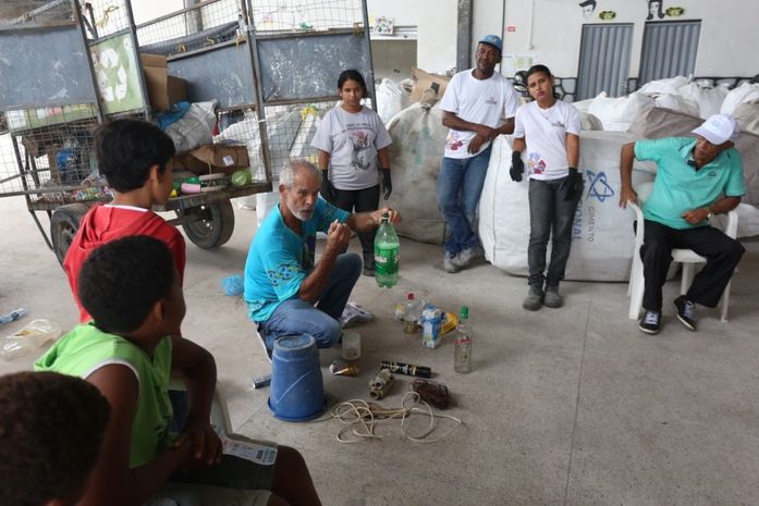 Crianças e jovens do Serviço de Convivência e Fortalecimento de Vínculos visitam COOPMAR