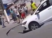 Cratera se abre e 'engole' carro na Av. Assis Chateaubriand