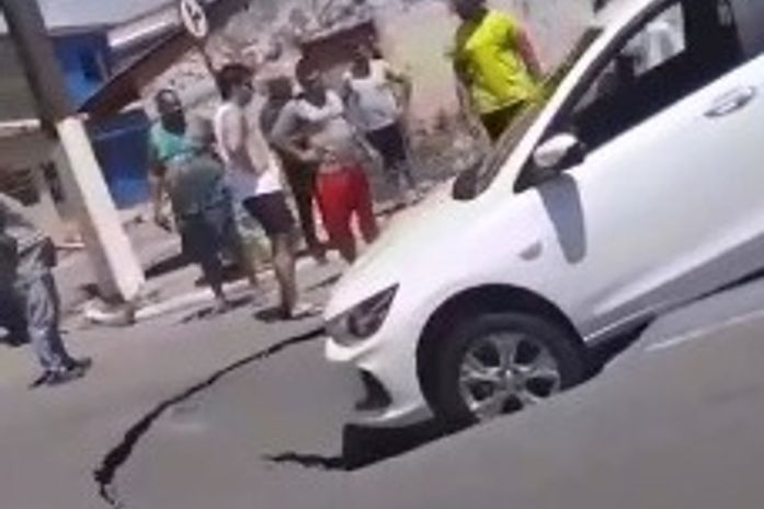 Cratera se abre e 'engole' carro na Av. Assis Chateaubriand