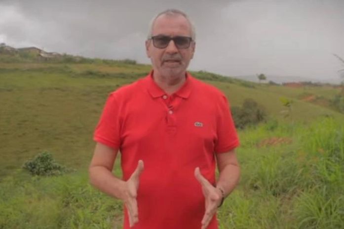 Maurício mostra terreno adquirido pela Prefeitura para construir 100 casas populares