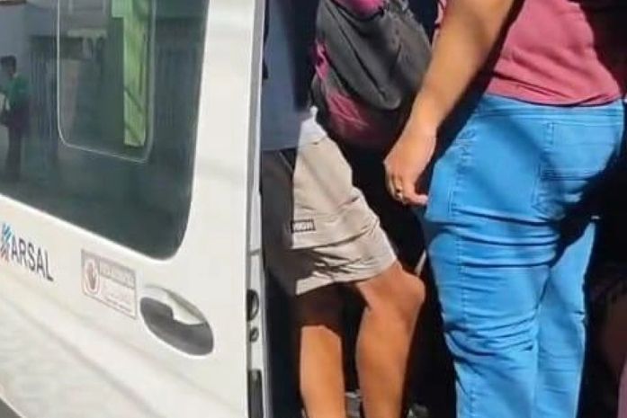 Van superlotada e com irregularidade: motorista é autuado pelo DMTT