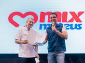 JHC entrega o alvará de funcionamento a Ilson Mateus, proprietário do Grupo Mateus,