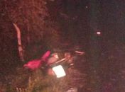 Condutor perdeu o controle da moto, saiu da pista e caiu em encosta.