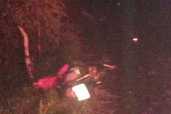 Condutor perdeu o controle da moto, saiu da pista e caiu em encosta.