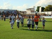 Jogadores do ASA entram em campo com idosos