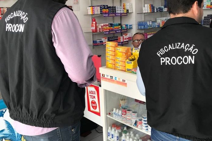 Fiscais do Procon Maceió pesquisam preços de medicamentos