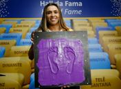 Marta com suas pegadas registradas.