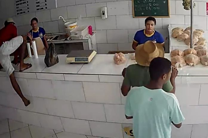 Vídeo: Dupla invade avícola e rouba dinheiro, celular e frangos em Arapiraca