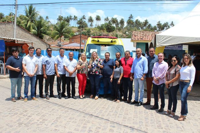 Prefeita Jeannyne Beltrão entrega ambulância à população de Jequiá da Praia