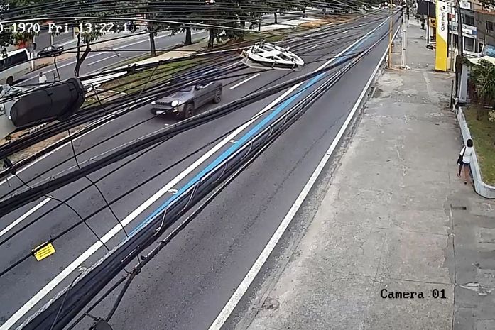 Vídeos mostram motorista que matou motociclista na Fernandes Lima trafegando na contramão