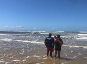 Bombeiros retomam buscas por menino de 6 anos que desapareceu no mar, no Pontal do Peba