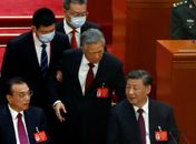 Imagens mostram Hu Jintao aparentemente relutando em sair, enquanto dois comissários o retiram do palco. Cena não foi exibida na transmissão oficial chinesa.