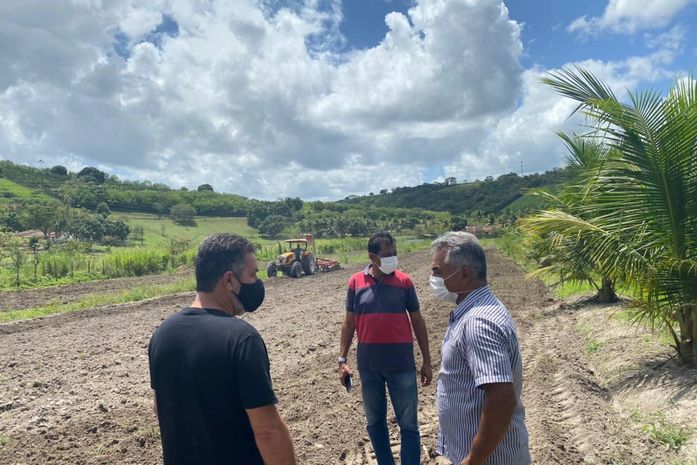 Fortalecimento da Agricultura: Prefeitura de Branquinha segue com serviços de aração de terras