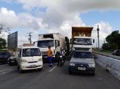 Manifestantes interditam via em reinvindicação contra falta de água na BR-104, em Rio Largo