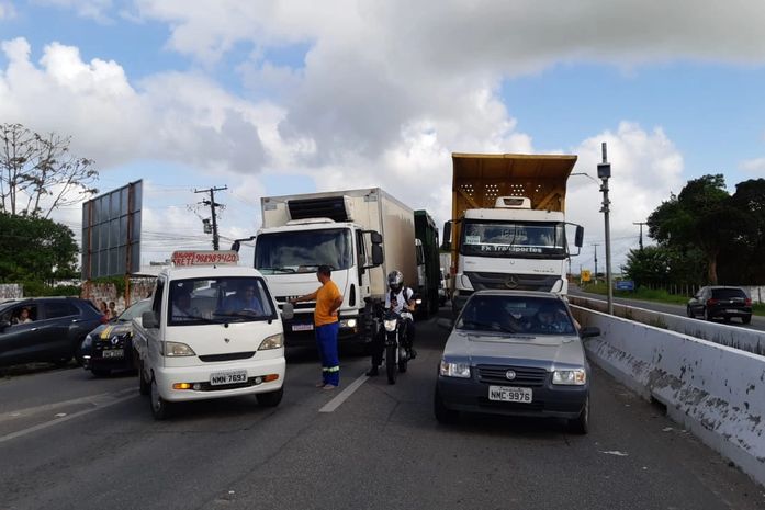 Manifestantes interditam via em reinvindicação contra falta de água na BR-104, em Rio Largo