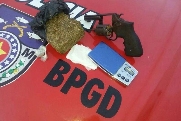 Jovens são presos com arma e drogas em Rio Largo