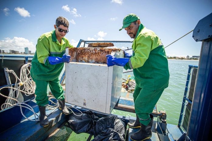 Móveis, pneus e recicláveis: em 2025, mais de 260 toneladas de lixo são retiradas de biomas marinhos, em Maceió