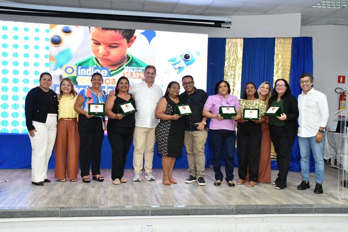 Secretaria de Educação de São Miguel dos Campos premia profissionais por resultados alcançados