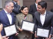 “Enquanto alguns correm da polícia, somos homenageados por ela”, diz JHC ao receber honraria